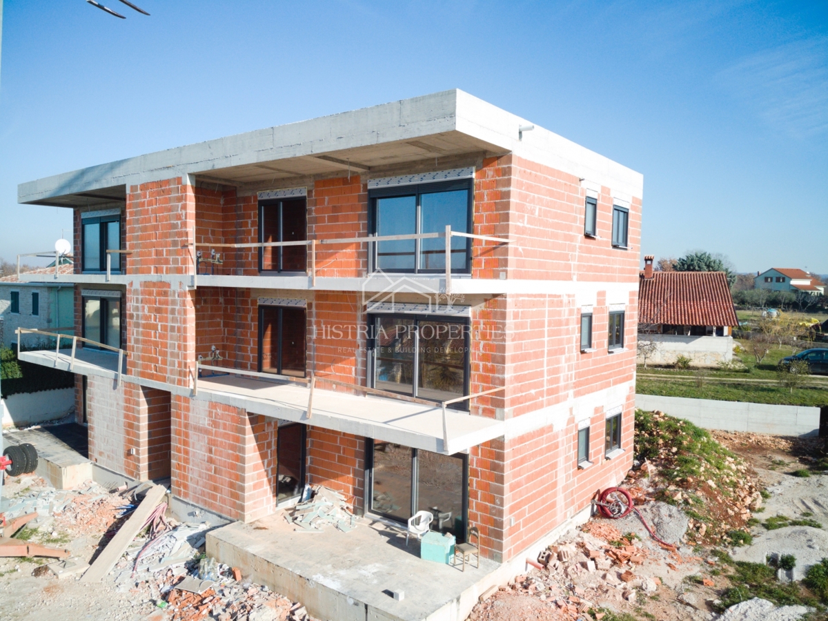 Prostorna in sončna terasa s panoramskim razgledom in moderno stanovanje v novogradnji v bližini Poreča