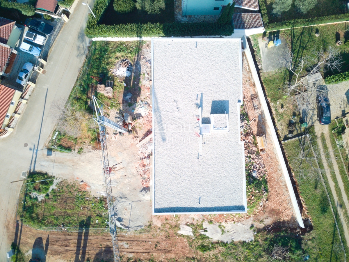 Prostorna in sončna terasa s panoramskim razgledom in moderno stanovanje v novogradnji v bližini Poreča