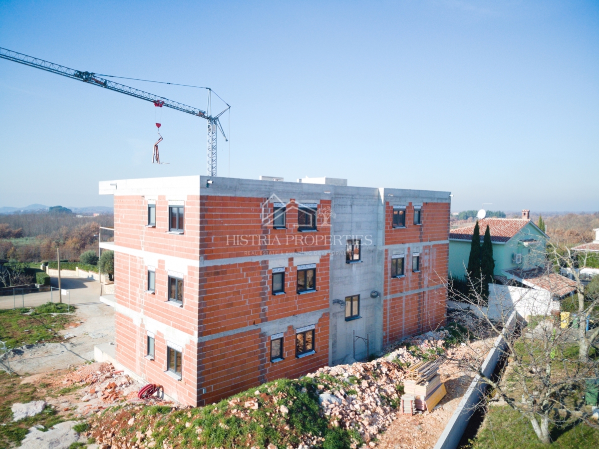 Prostorna in sončna terasa s panoramskim razgledom in moderno stanovanje v novogradnji v bližini Poreča