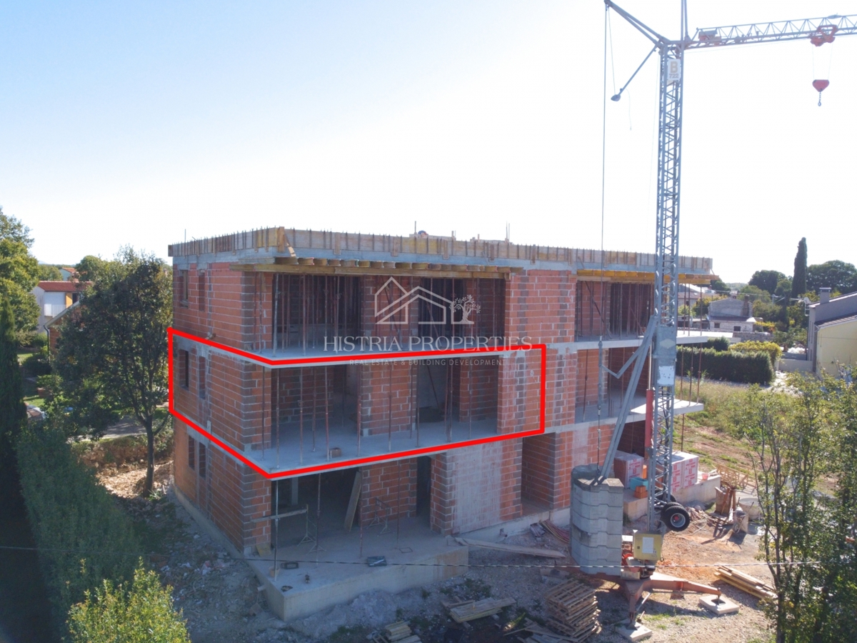 Prostorna in sončna terasa s panoramskim razgledom in moderno stanovanje v novogradnji v bližini Poreča