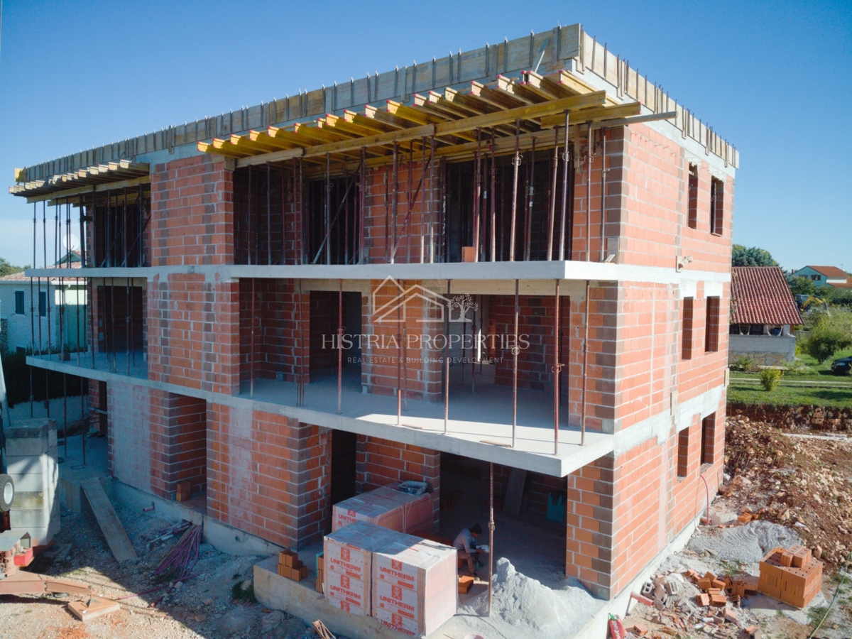 Prostorna in sončna terasa s panoramskim razgledom in moderno stanovanje v novogradnji v bližini Poreča