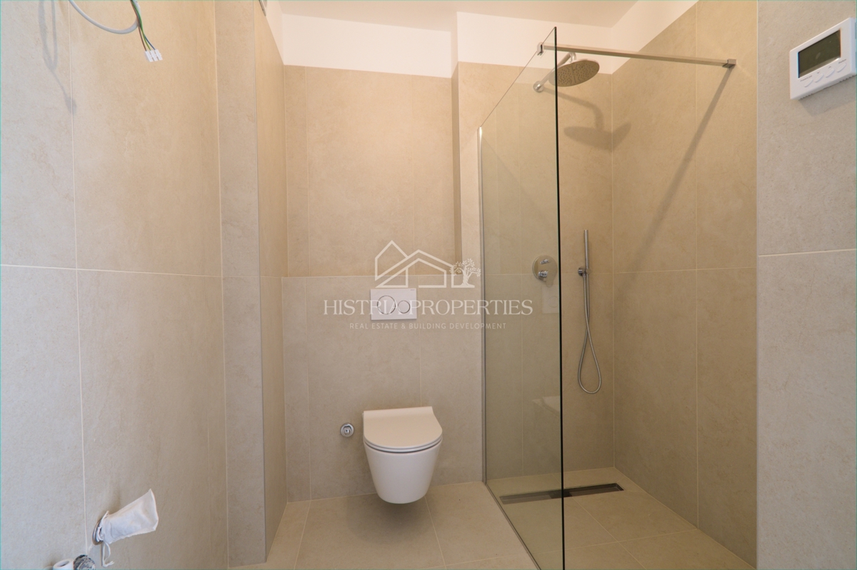 Stanovanje s teraso v hoje oddaljenosti od plaže