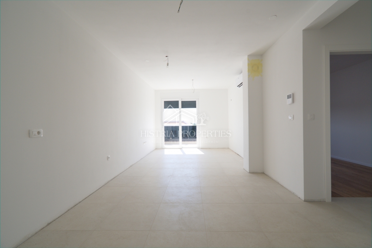 Stanovanje s teraso v hoje oddaljenosti od plaže