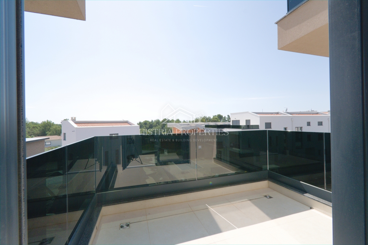 Stanovanje s teraso v hoje oddaljenosti od plaže