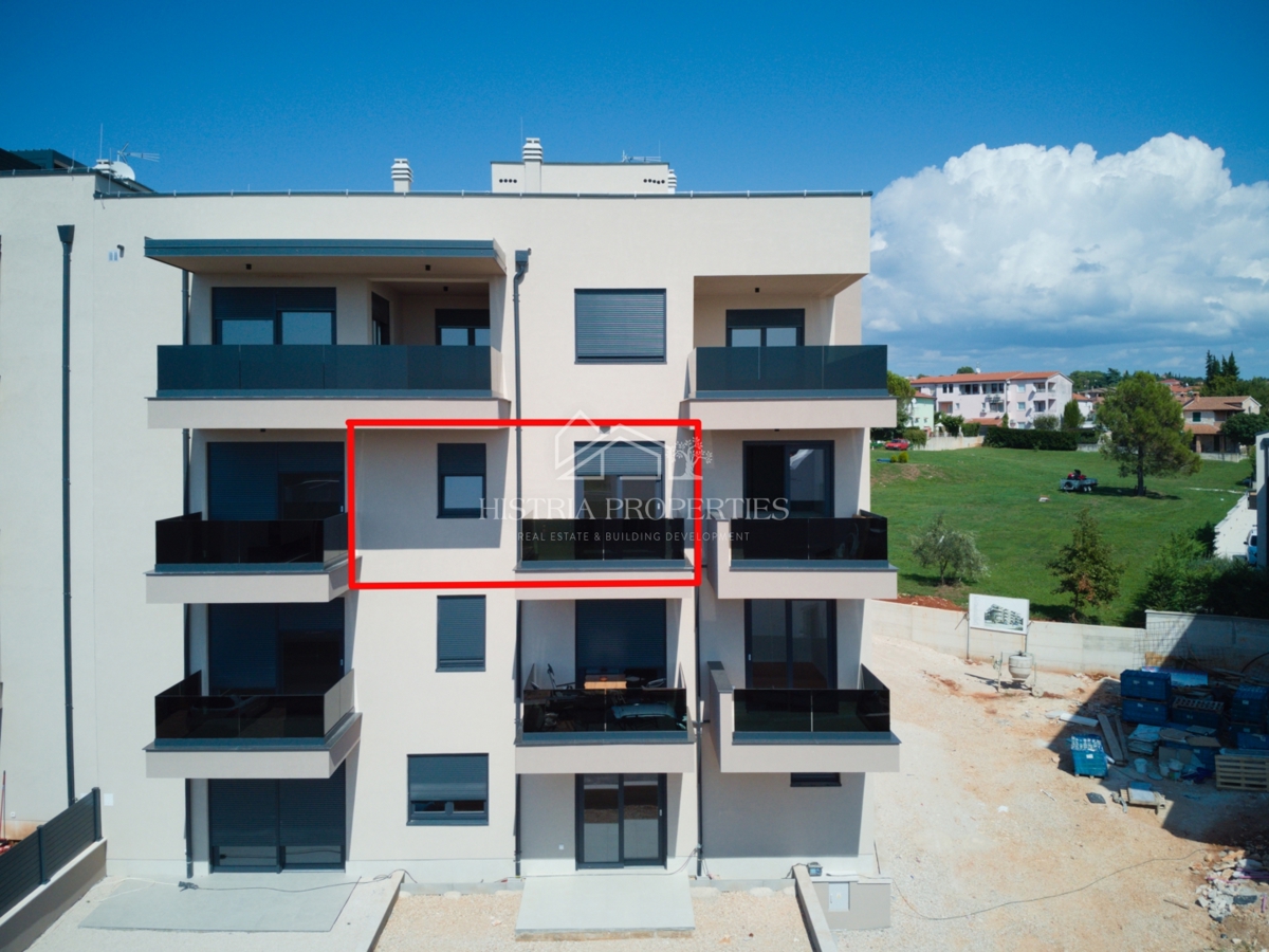 Stanovanje s teraso v hoje oddaljenosti od plaže