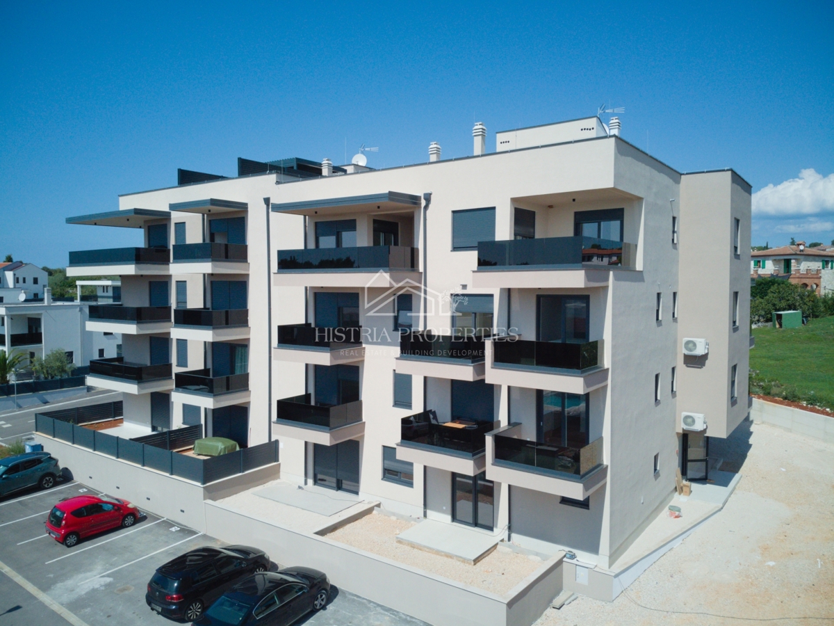 Stanovanje s teraso v hoje oddaljenosti od plaže