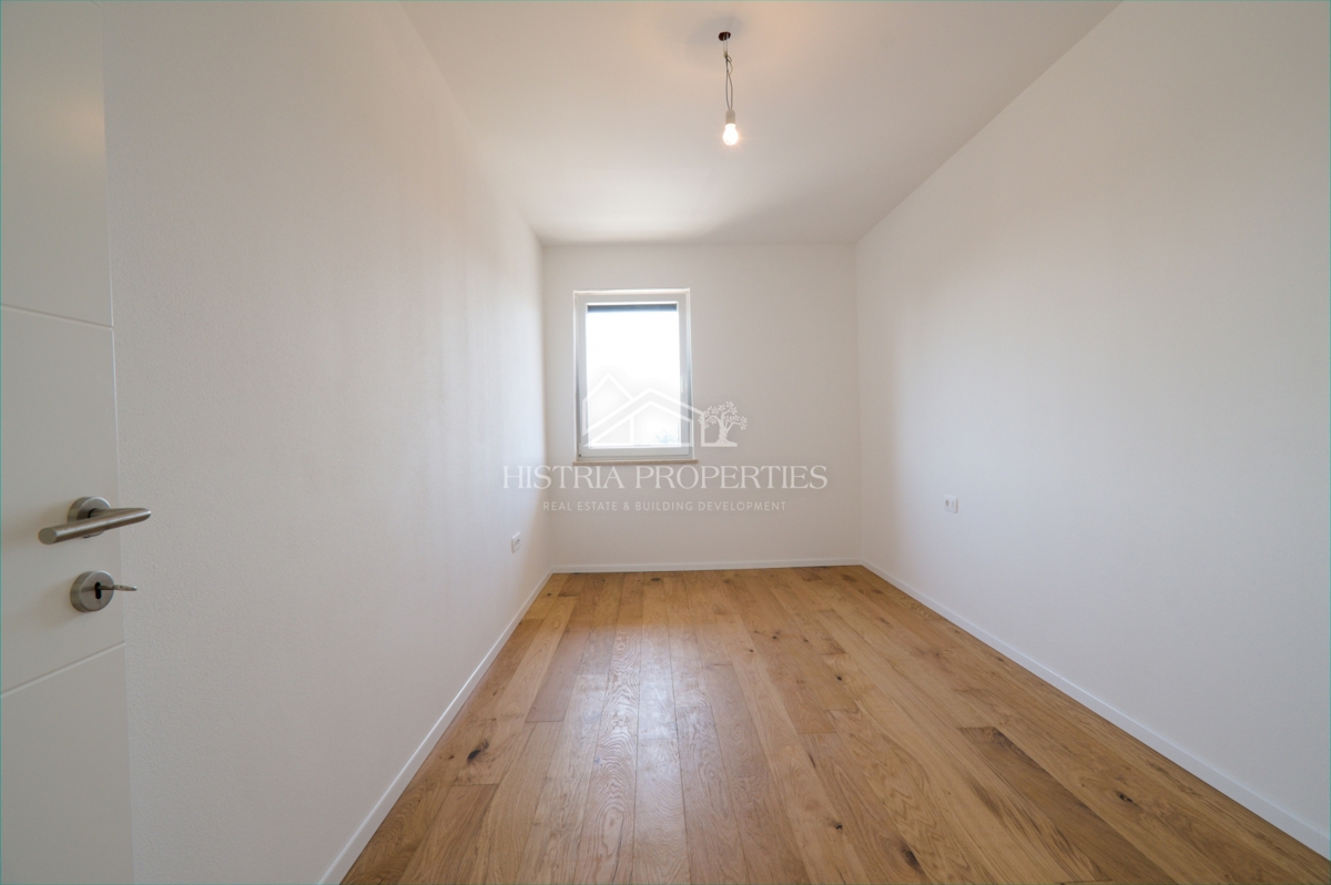 Stanovanje s teraso v hoje oddaljenosti od plaže