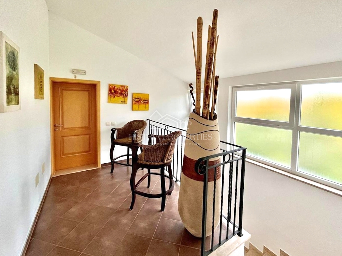 Dupleks s teraso, pogledom na morje in sončnimi zahodi le 500 m od plaže