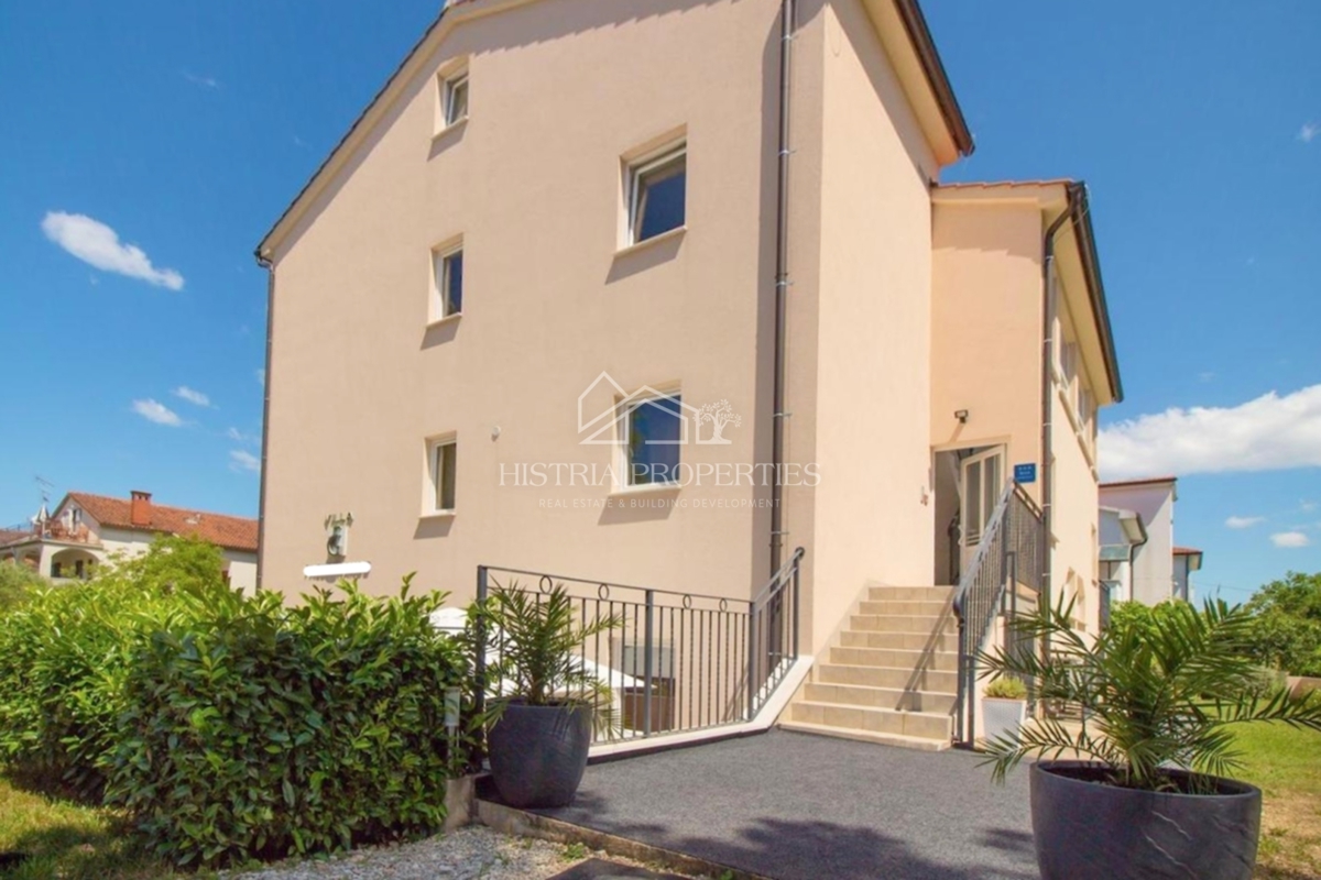 Dupleks s teraso, pogledom na morje in sončnimi zahodi le 500 m od plaže