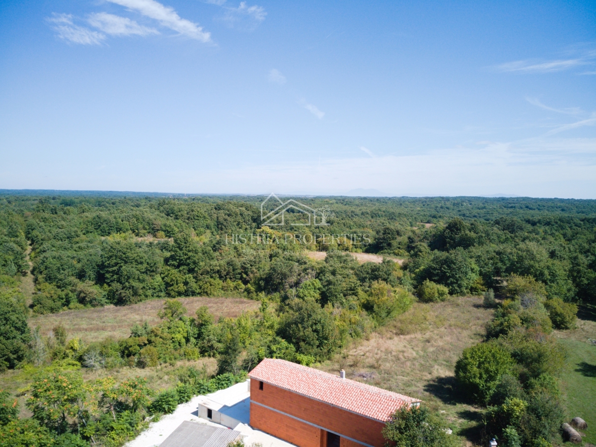 Izjemno privlačna hiša s prelivnim bazenom za vse ljubitelje osrednje Istre