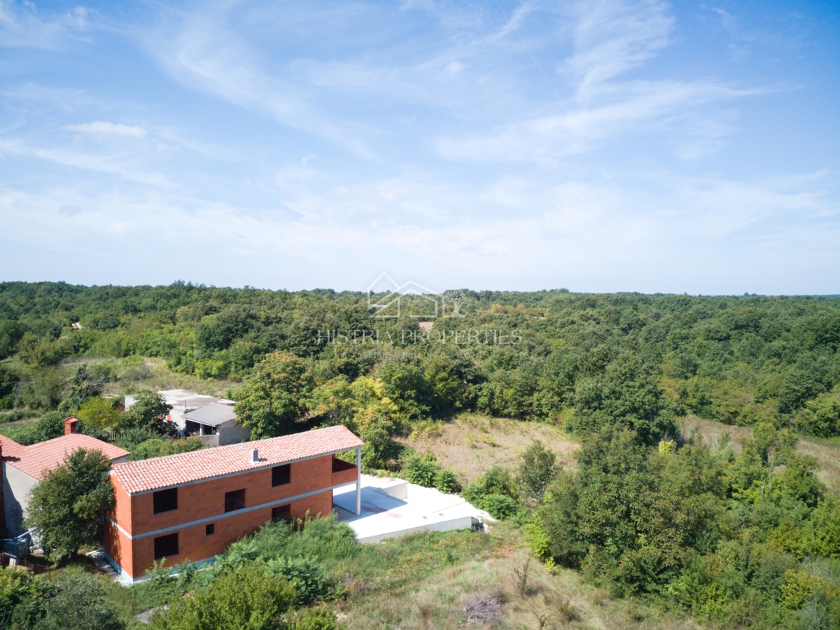 Izjemno privlačna hiša s prelivnim bazenom za vse ljubitelje osrednje Istre