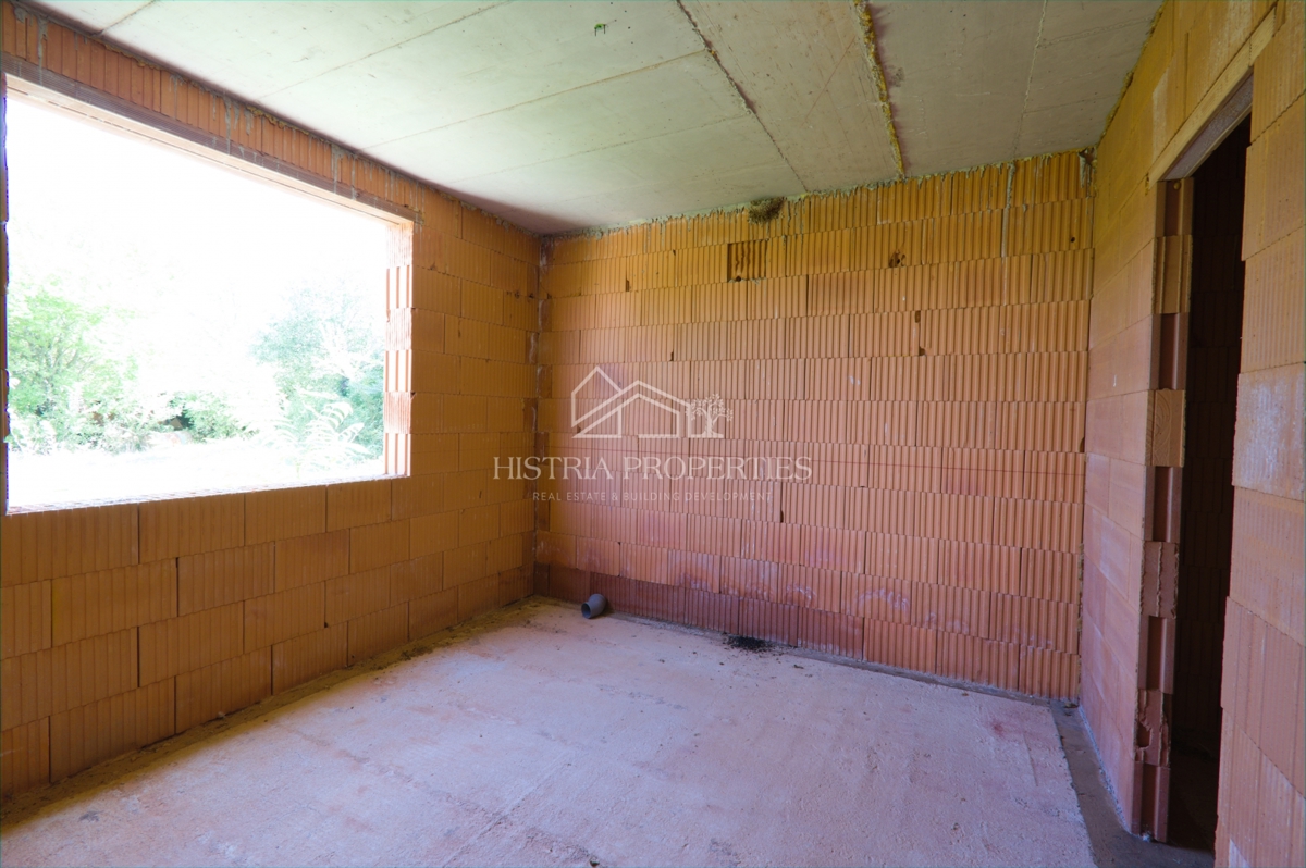 Izjemno privlačna hiša s prelivnim bazenom za vse ljubitelje osrednje Istre