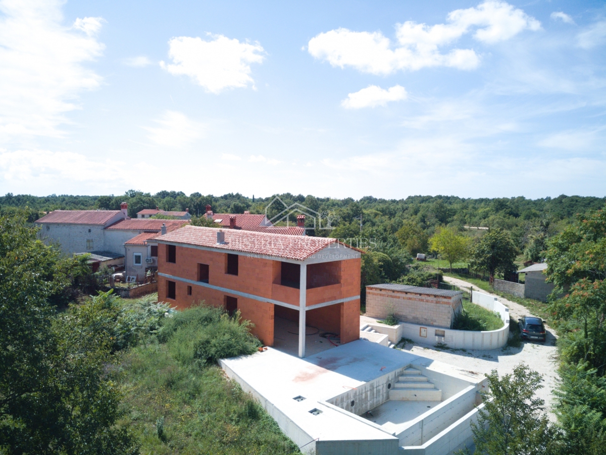 Izjemno privlačna hiša s prelivnim bazenom za vse ljubitelje osrednje Istre