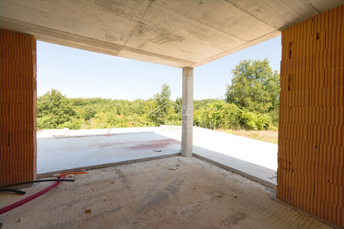 Izjemno privlačna hiša s prelivnim bazenom za vse ljubitelje osrednje Istre