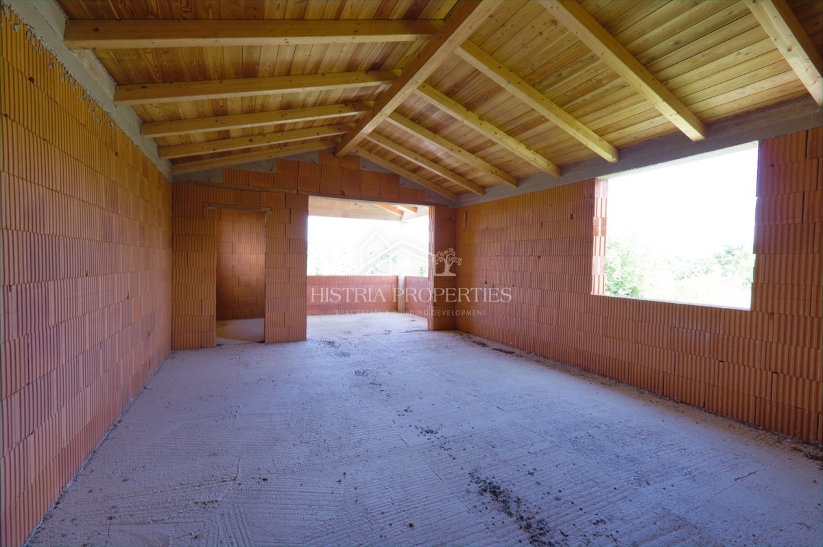 Izjemno privlačna hiša s prelivnim bazenom za vse ljubitelje osrednje Istre