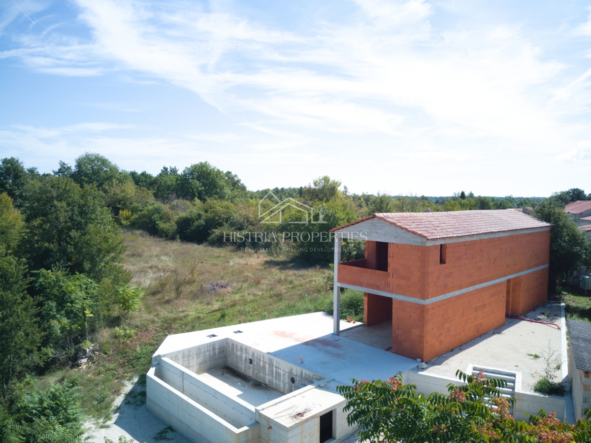 Izjemno privlačna hiša s prelivnim bazenom za vse ljubitelje osrednje Istre