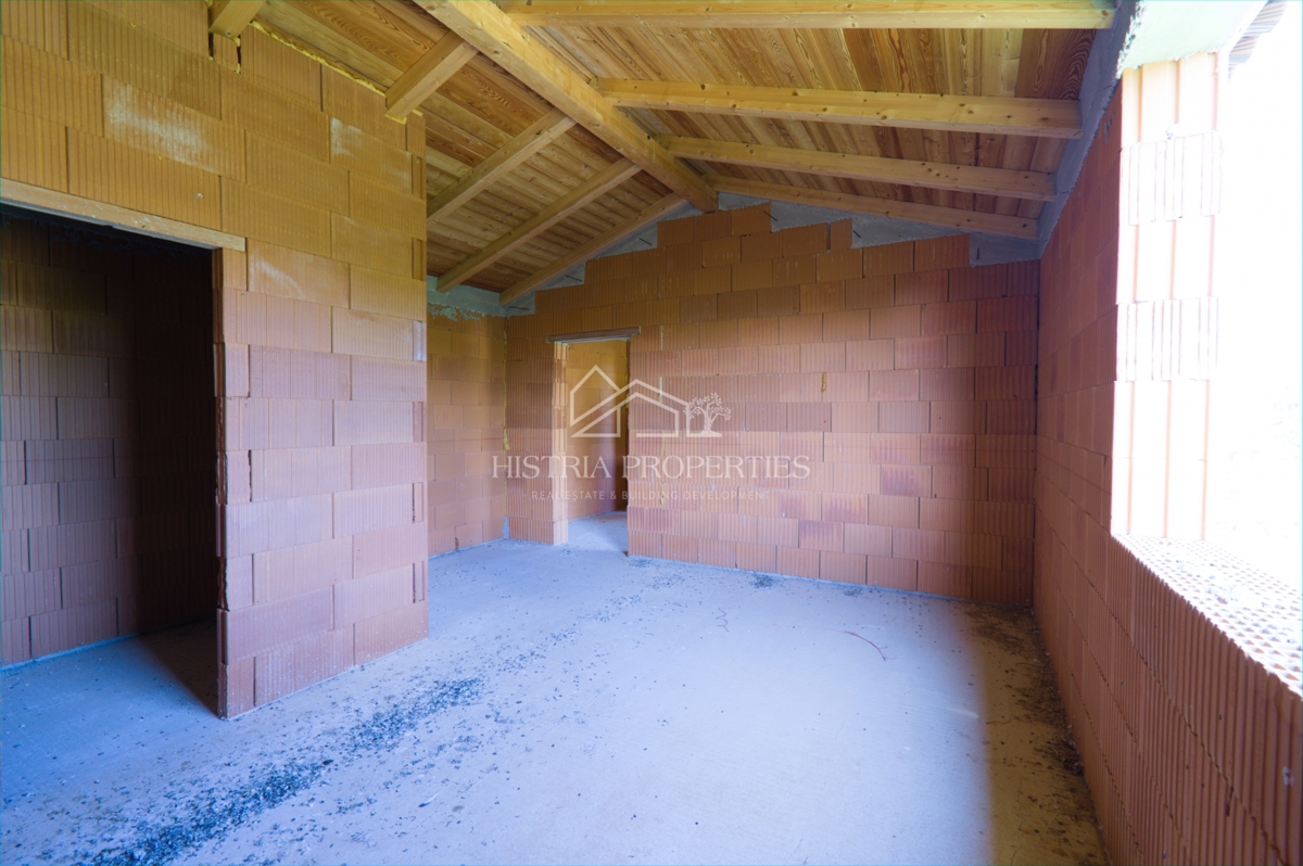 Izjemno privlačna hiša s prelivnim bazenom za vse ljubitelje osrednje Istre