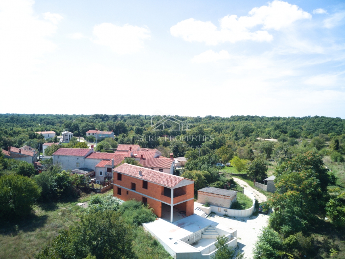 Izjemno privlačna hiša s prelivnim bazenom za vse ljubitelje osrednje Istre
