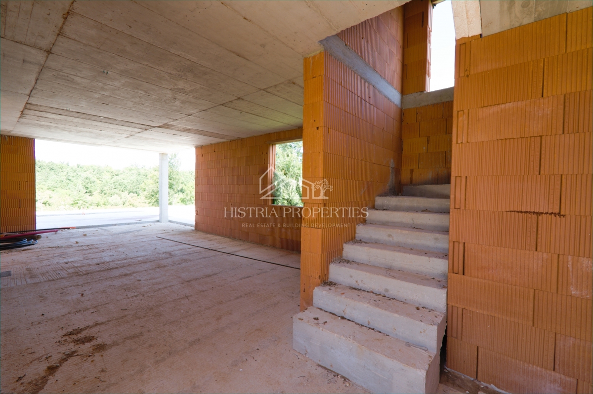 Izjemno privlačna hiša s prelivnim bazenom za vse ljubitelje osrednje Istre