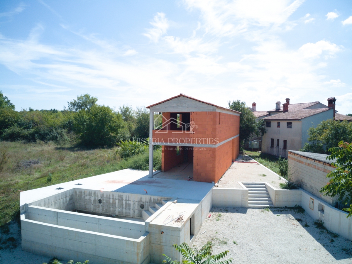 Izjemno privlačna hiša s prelivnim bazenom za vse ljubitelje osrednje Istre