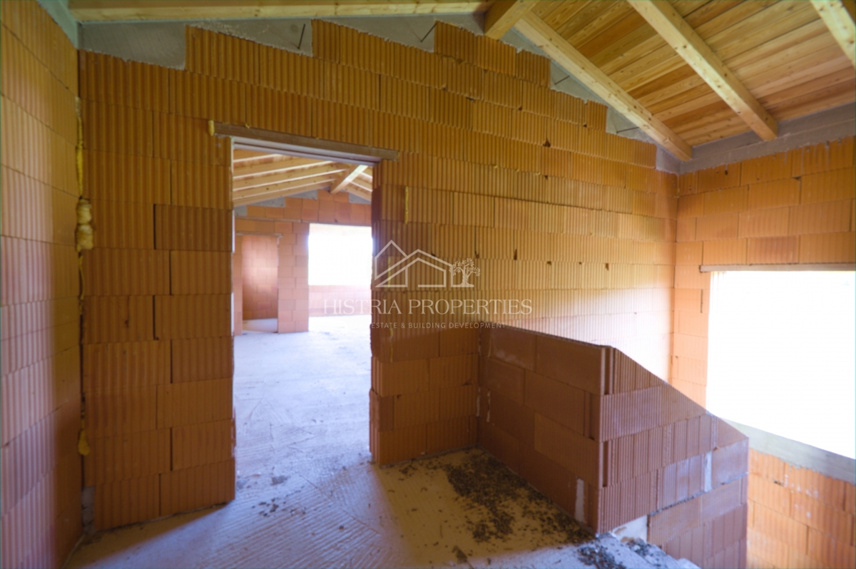 Izjemno privlačna hiša s prelivnim bazenom za vse ljubitelje osrednje Istre