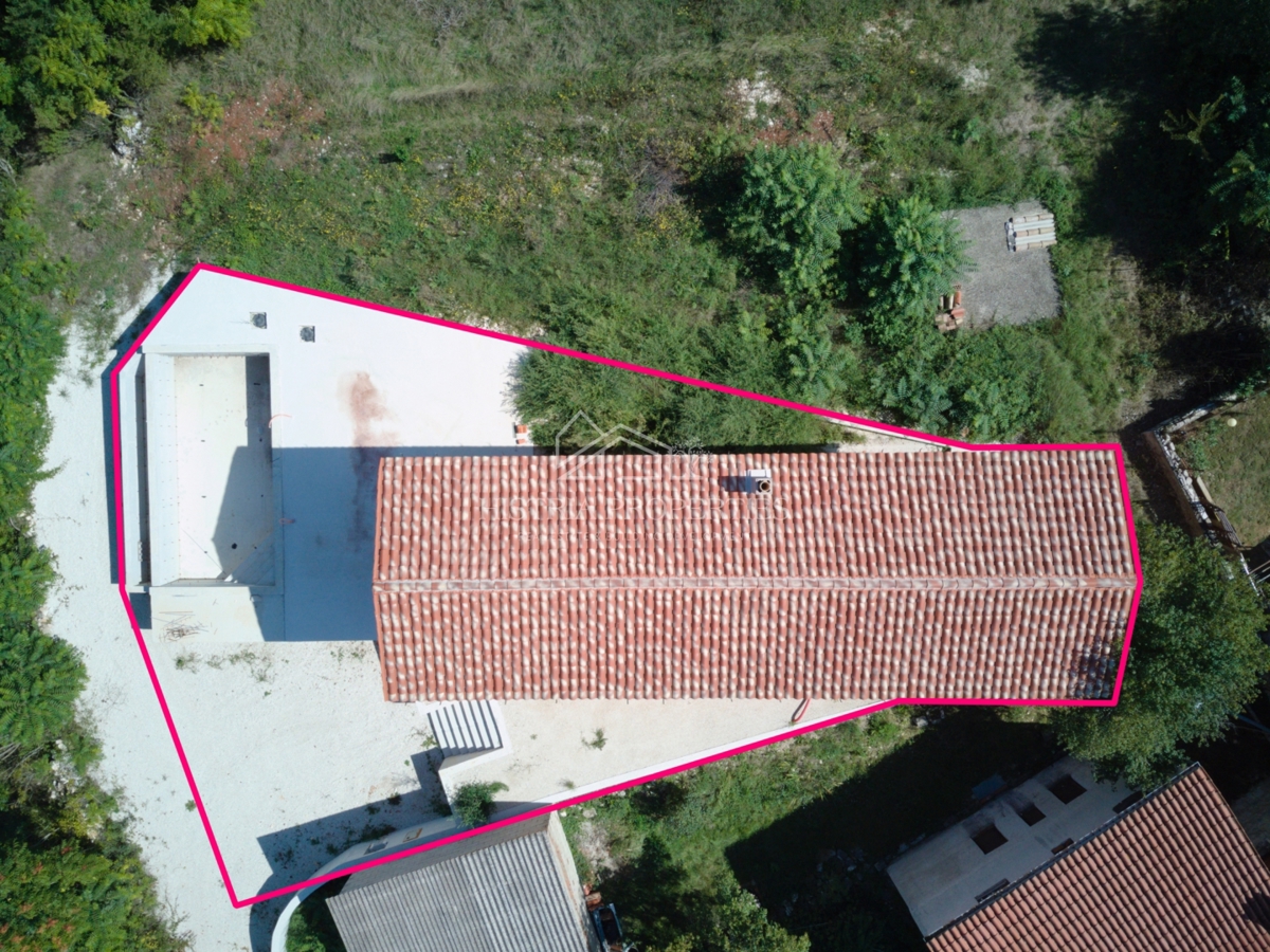 Izjemno privlačna hiša s prelivnim bazenom za vse ljubitelje osrednje Istre