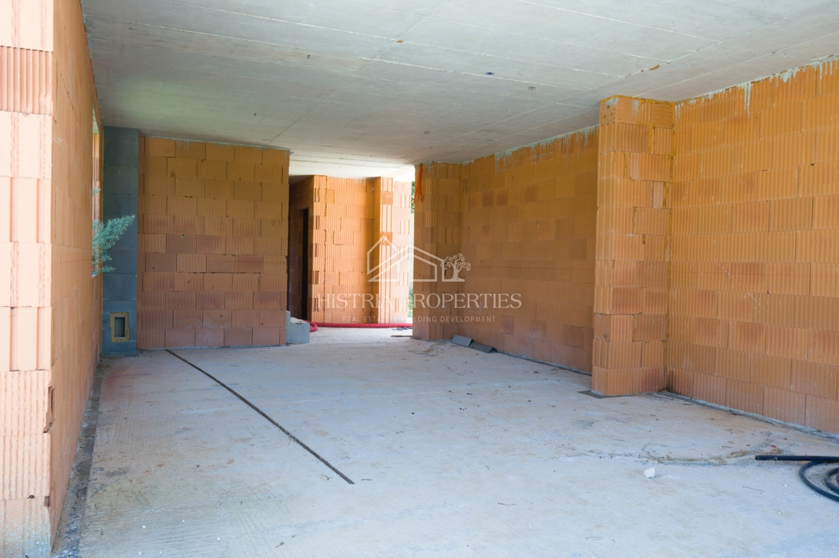 Izjemno privlačna hiša s prelivnim bazenom za vse ljubitelje osrednje Istre