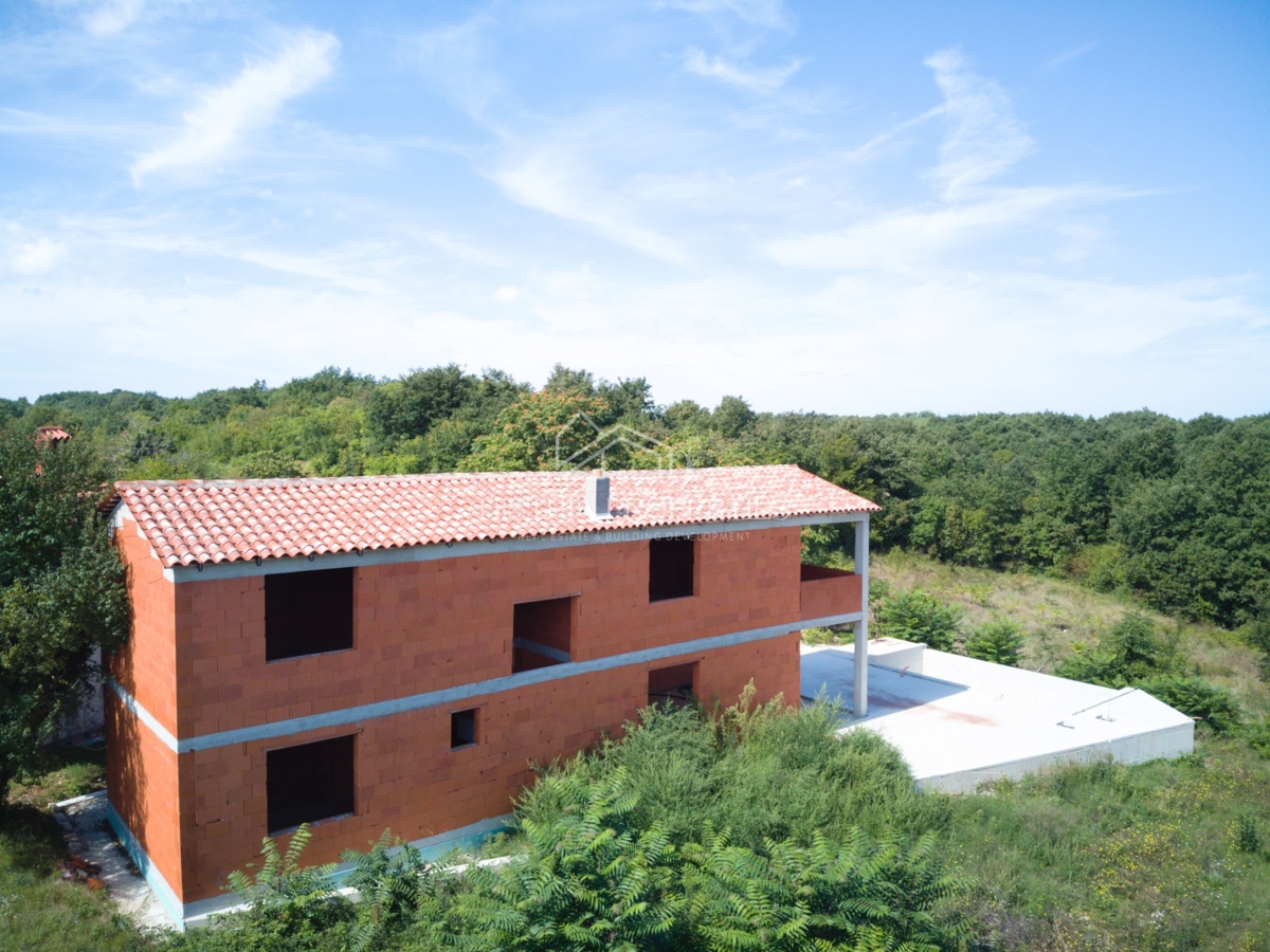 Izjemno privlačna hiša s prelivnim bazenom za vse ljubitelje osrednje Istre