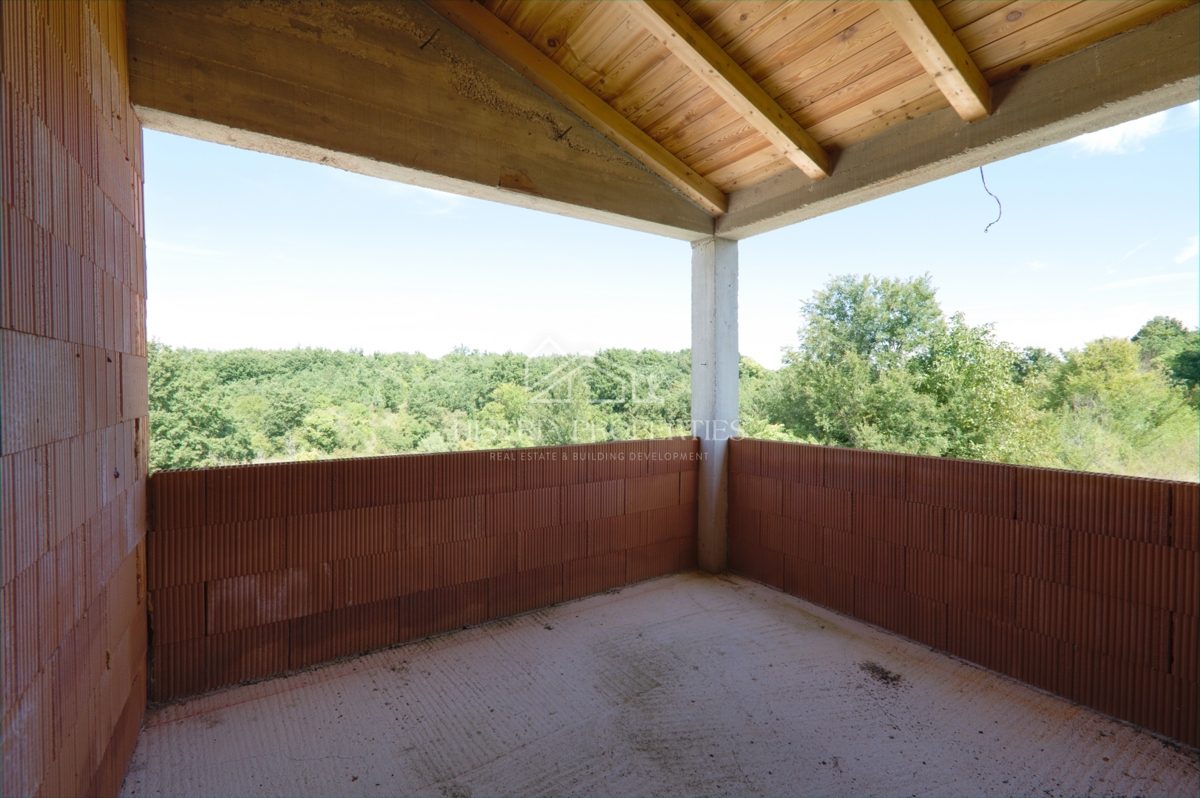 Izjemno privlačna hiša s prelivnim bazenom za vse ljubitelje osrednje Istre