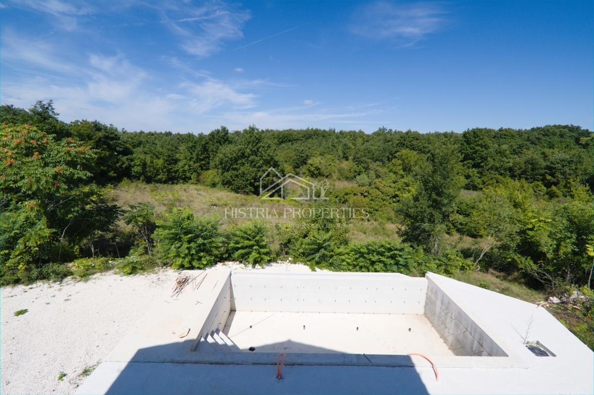 Izjemno privlačna hiša s prelivnim bazenom za vse ljubitelje osrednje Istre