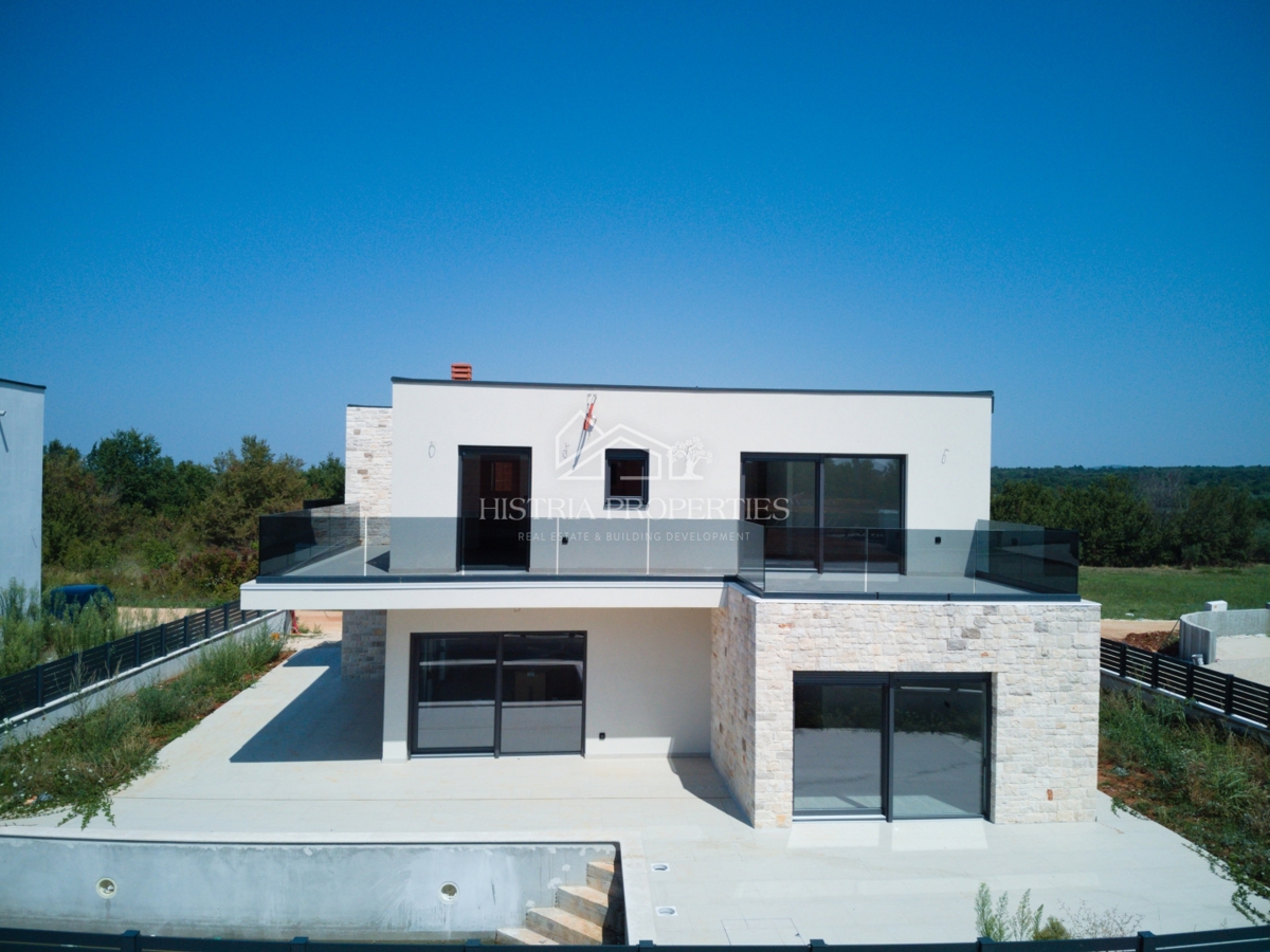 Moderna prostorna hiša z bazenom in budilko s pogledom na morje