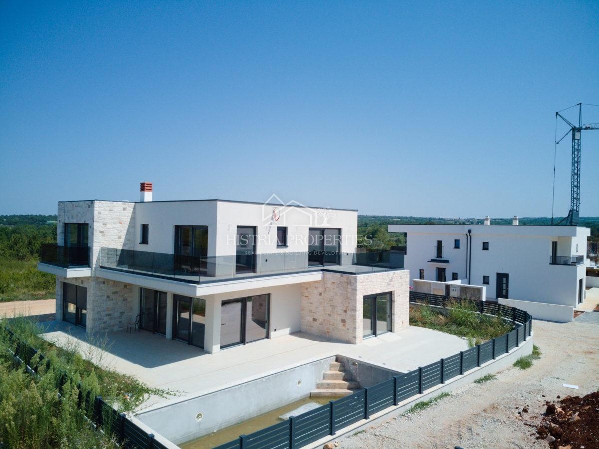 Moderna prostorna hiša z bazenom in budilko s pogledom na morje