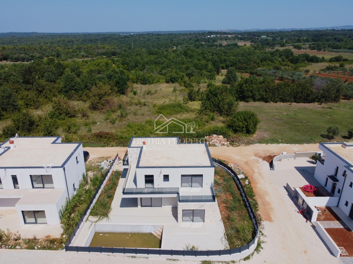 Moderna prostorna hiša z bazenom in budilko s pogledom na morje