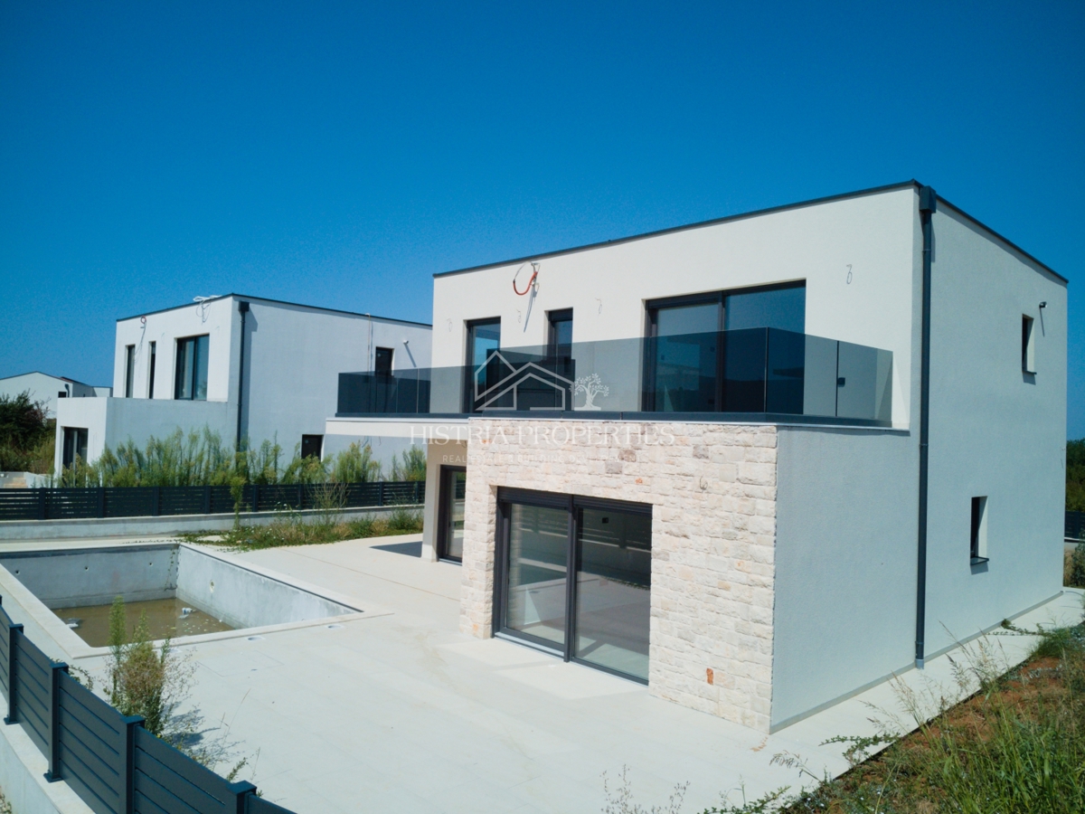 Moderna prostorna hiša z bazenom in budilko s pogledom na morje