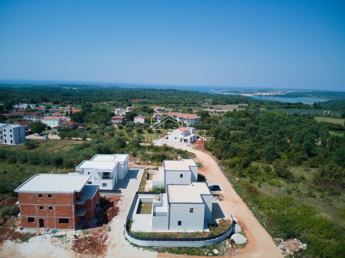 Moderna prostorna hiša z bazenom in budilko s pogledom na morje