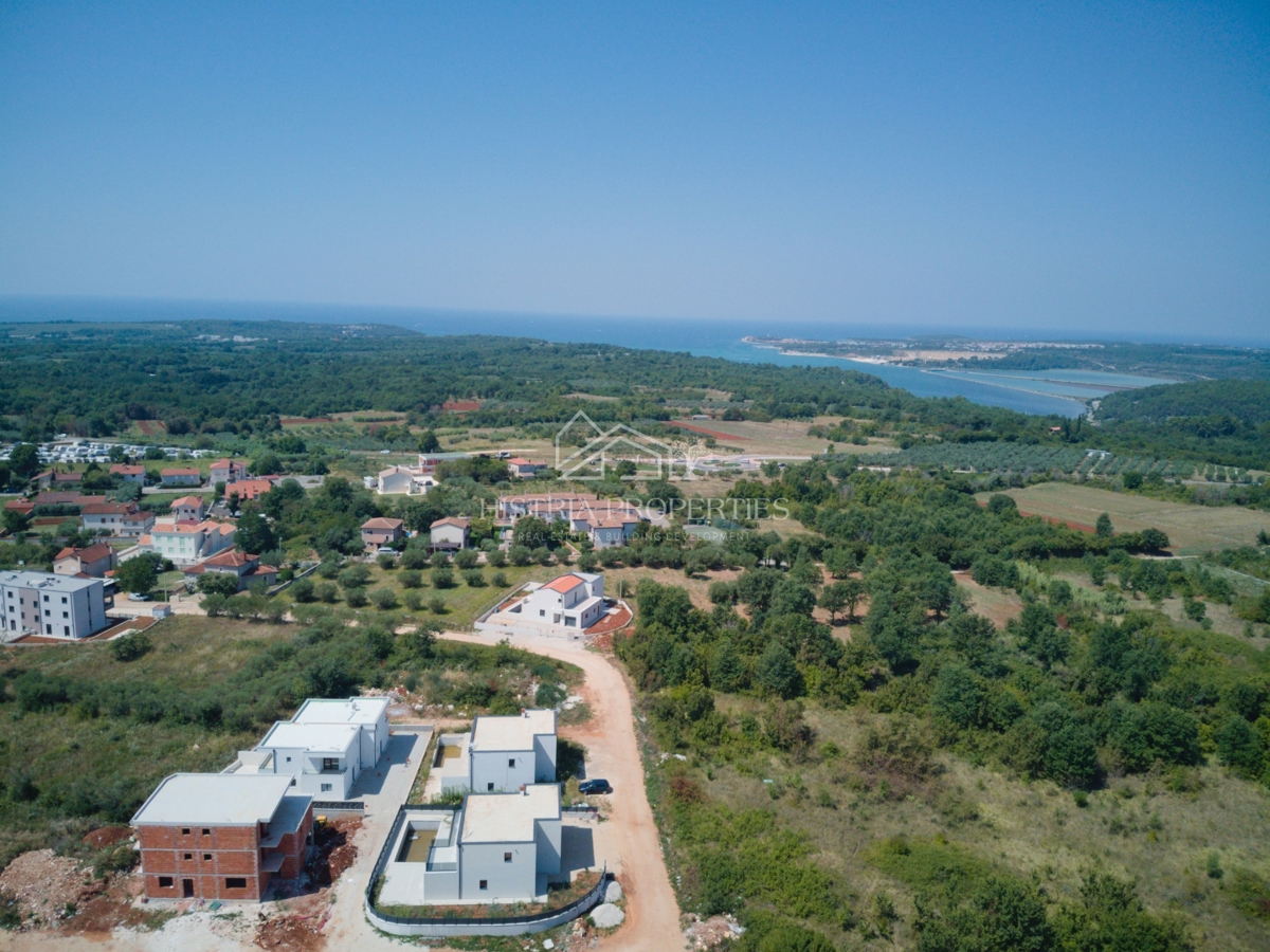 Moderna prostorna hiša z bazenom in budilko s pogledom na morje