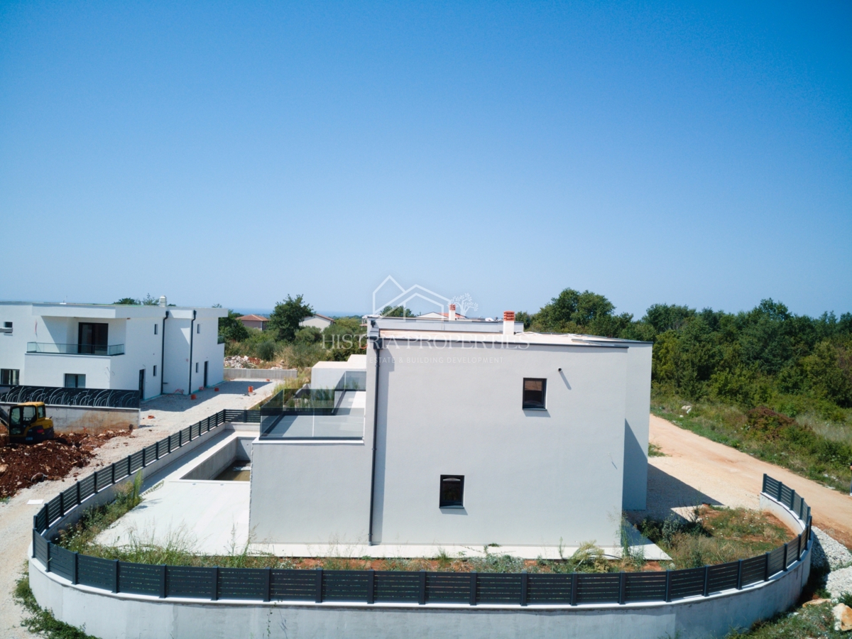 Moderna prostorna hiša z bazenom in budilko s pogledom na morje