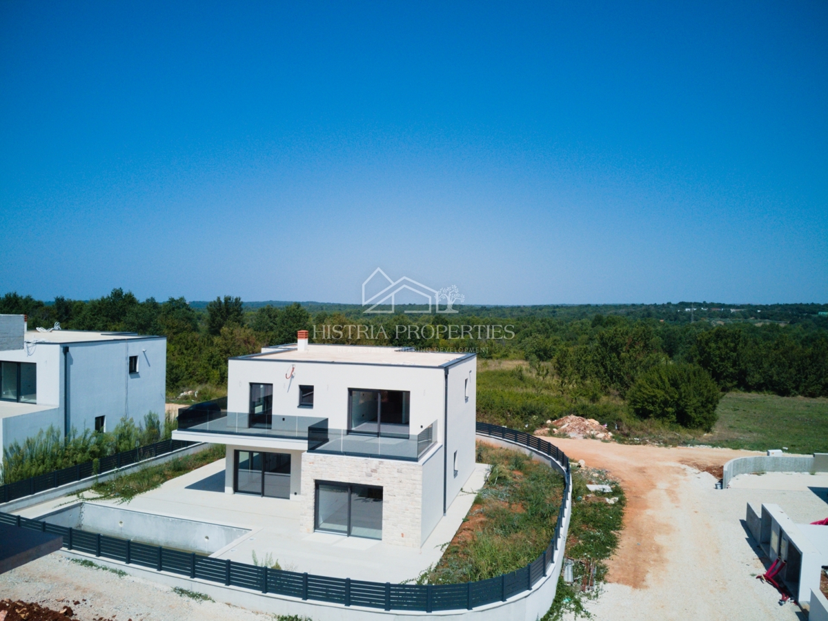 Moderna prostorna hiša z bazenom in budilko s pogledom na morje
