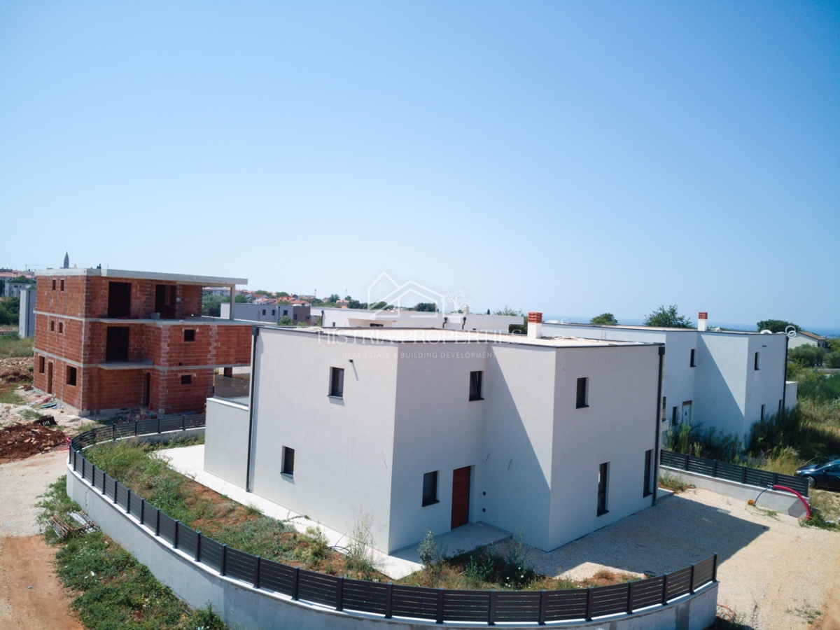 Moderna prostorna hiša z bazenom in budilko s pogledom na morje