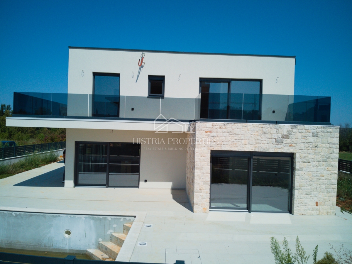 Moderna prostorna hiša z bazenom in budilko s pogledom na morje