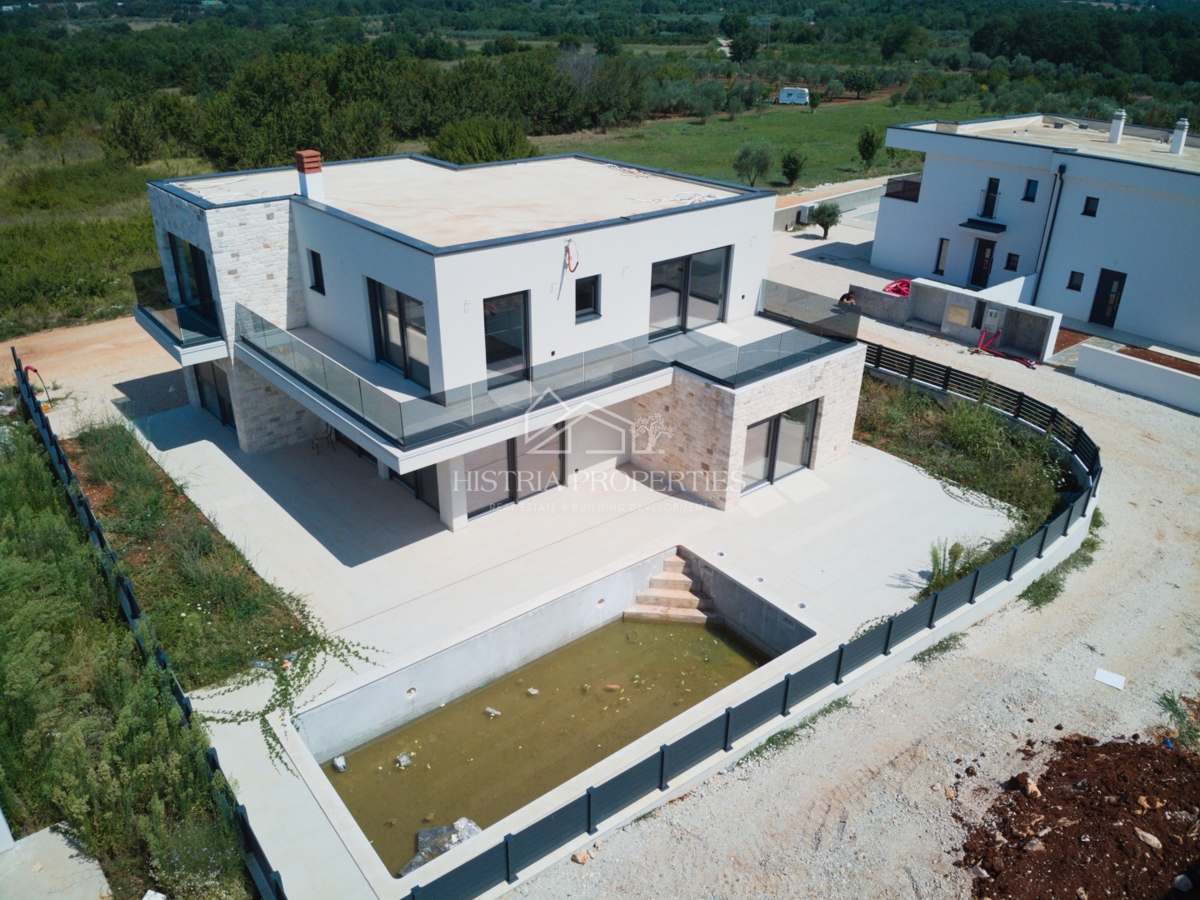 Moderna prostorna hiša z bazenom in budilko s pogledom na morje