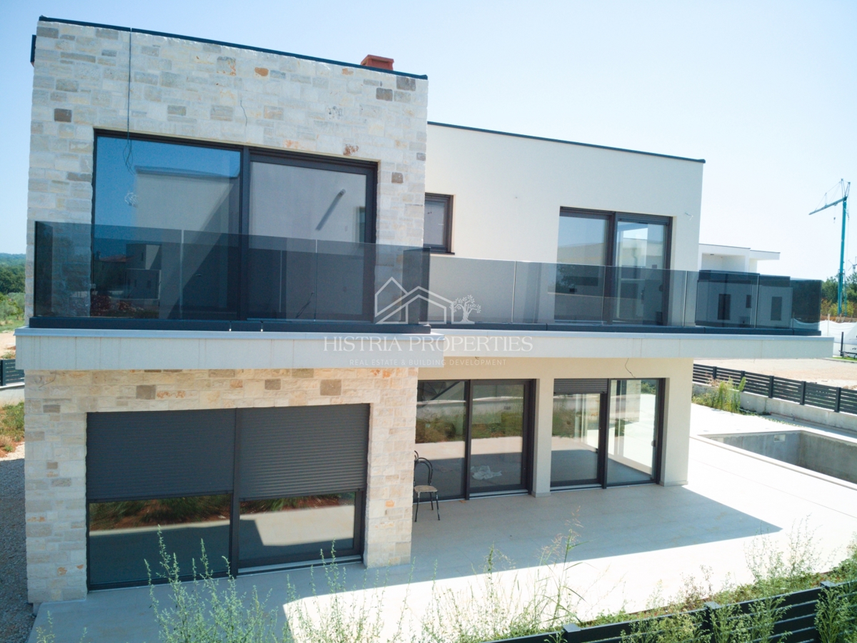 Moderna prostorna hiša z bazenom in budilko s pogledom na morje