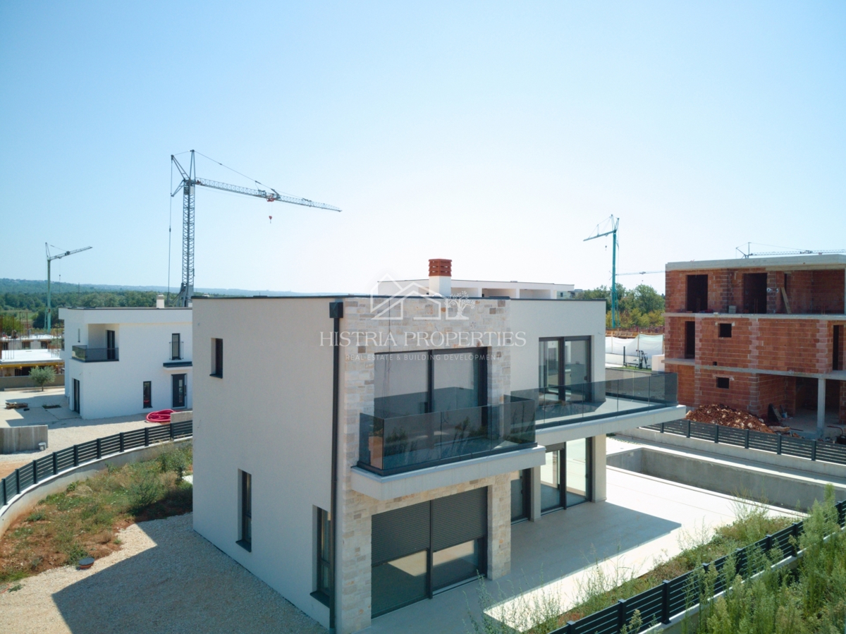 Moderna prostorna hiša z bazenom in budilko s pogledom na morje