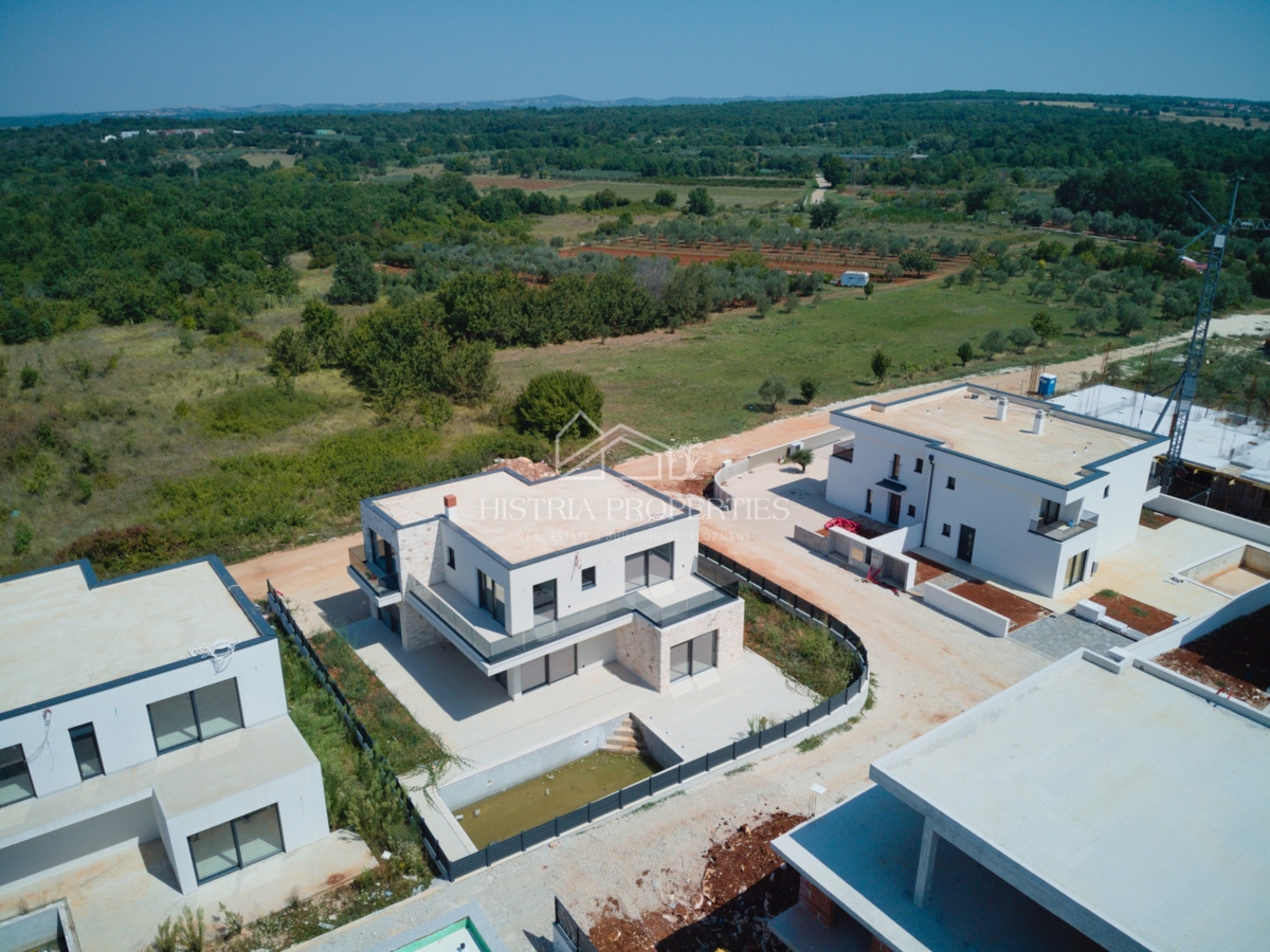 Moderna prostorna hiša z bazenom in budilko s pogledom na morje