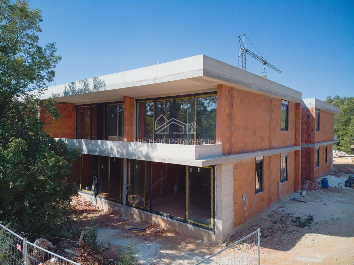 Kakovostno, dobra lokacija in stanovanje z vrtom v novi stavbi v bližini Rovinja