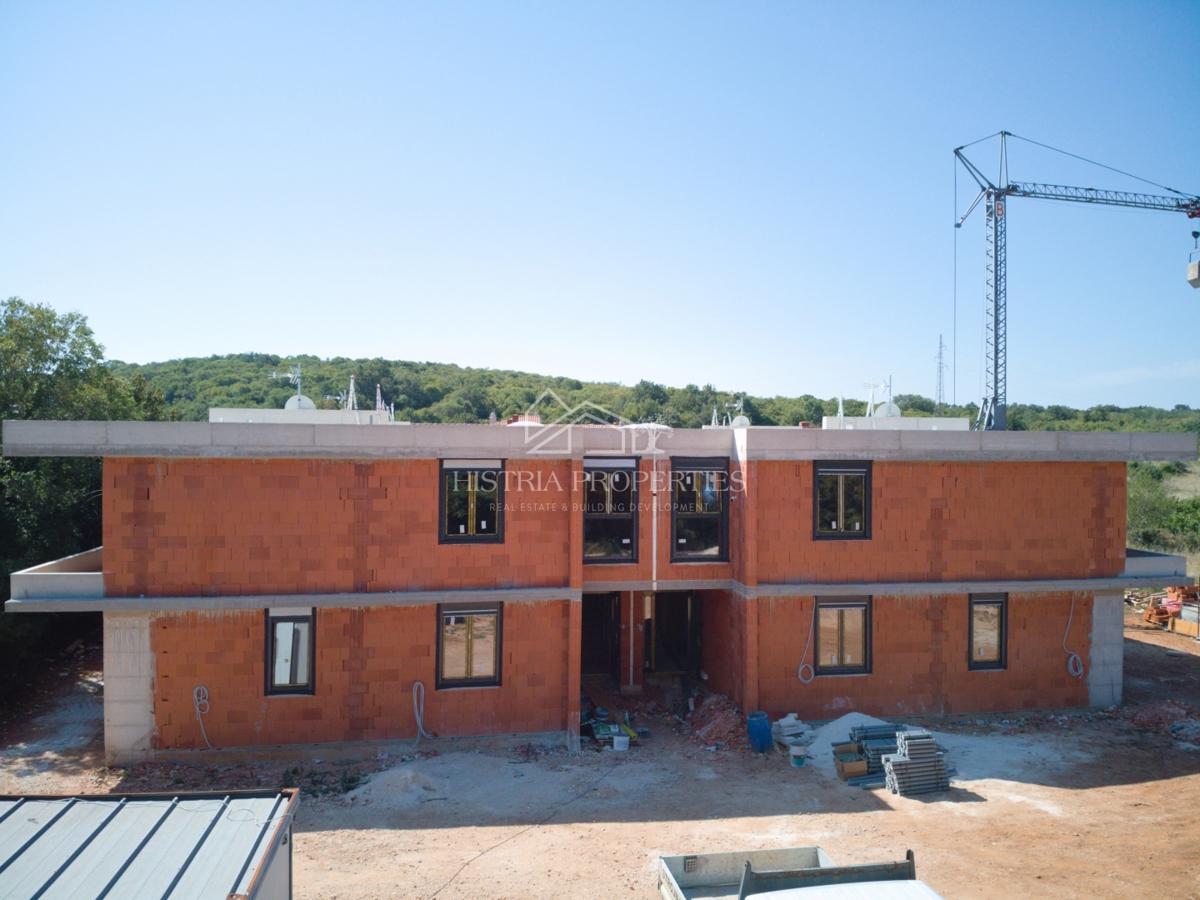 Kakovostno, dobra lokacija in stanovanje z vrtom v novi stavbi v bližini Rovinja