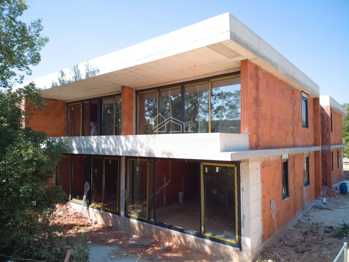 Kakovostno, dobra lokacija in stanovanje z vrtom v novi stavbi v bližini Rovinja