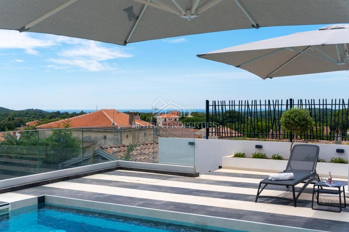 Sodobna zasnova in vrhunska vila s teniškim igriščem in bogatimi ugodnostmi