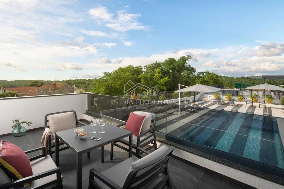 Sodobna zasnova in vrhunska vila s teniškim igriščem in bogatimi ugodnostmi