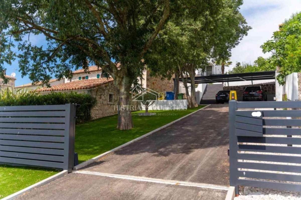 Sodobna zasnova in vrhunska vila s teniškim igriščem in bogatimi ugodnostmi